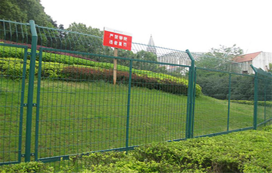 防翻越<a href=http://www.sweetlakecakes.com target=_blank class=infotextkey>圍欄</a>