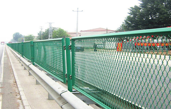 防眩<a href=http://www.sweetlakecakes.com target=_blank class=infotextkey><a href=http://www.sweetlakecakes.com target=_blank class=infotextkey>護(hù)欄</a>網(wǎng)</a>
