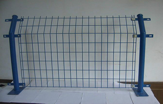 雙邊<a href=http://www.sweetlakecakes.com target=_blank class=infotextkey>護欄網(wǎng)</a>