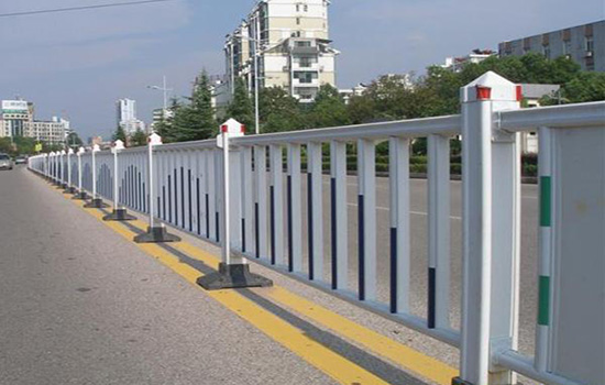 小區(qū)道路<a href=http://www.sweetlakecakes.com target=_blank class=infotextkey>護(hù)欄</a>
