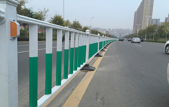 道路市政<a href=http://www.sweetlakecakes.com target=_blank class=infotextkey>護(hù)欄</a>