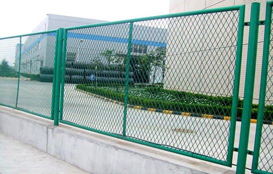 鋼板網(wǎng)<a href=http://www.sweetlakecakes.com target=_blank class=infotextkey>護(hù)欄</a>