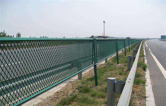 廢舊高速公路護欄板區(qū)別